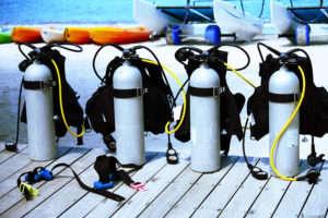 Aquatechnix-Sauerstoffflaschen-Meer-Strand-Tauchsport-Equipment-Vorbereitung